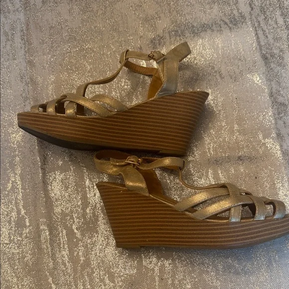 G.H. Bass & Co. Gold Strappy Sandals - Picture 4 of 6